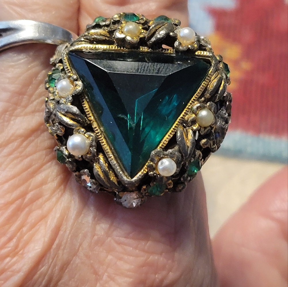 Elegant Vintang Green Statement Ring - image 6